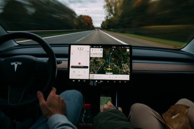 NHTSA ke Tesla: Kenapa Tak Ada Recall Terkait Masalah Autopilot di Mobil Tesla?