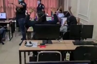 Video Detik-detik Polisi Gerebek Kantor Pinjol Ilegal di Ruangan Sempit dan Tertutup