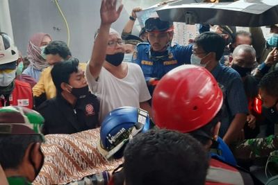 Anak 14 Tahun Korban Jatuhnya Crane di Depok Berhasil Dievakuasi