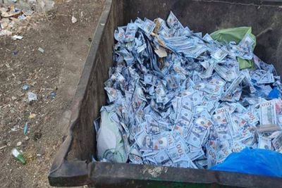 Geger Penemuan Tumpukan Uang Kertas Pecahan 100 Dolar AS, Ternyata Uang Palsu