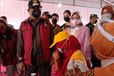 500 Buruh Pabrik Rokok di Tulungagung Antusias Ikut Vaksinasi Berhadiah Beras