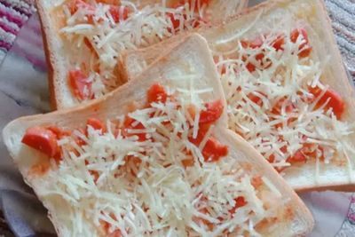 Begini Loh Cara Mudah Membuat Pizza Roti Panggang Topping Keju