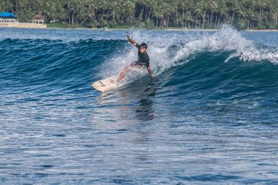 Surfing di Pantai Saroke Nias, Berikut Foto-fotonya