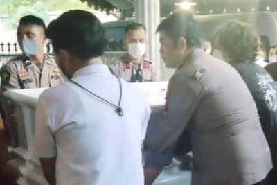 Momen Duka Polisi yang Tewas saat Kejar 2 Rekan Preman Penganiaya Pedagang Wanita