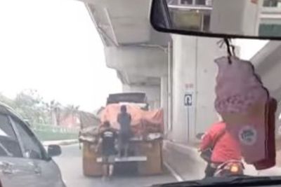 Viral Aksi Bajing Loncat Curi Besi di Pasar Cakung, Tak Takut Meski Dilihat Banyak Orang