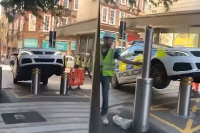 Mobil Polisi Ini Terangkat Usai Parkir Sembarangan di Pembatas Jalan!