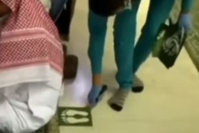 Wow! Masjid di Arab Saudi Tak Lagi Jaga Jarak, Stiker Jaga Jarak Dicopoti Pengurus Masjid