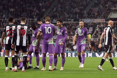 Ada Fans Newcastle Pingsan di Tribun, Aksi Responsif Pemain Tottenham Ini Tuai Pujian