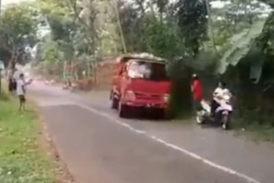 Rekam Aksi Truk yang Ugal-ugalan, Pria Ini Tersambar Bokong Truk yang Oleng