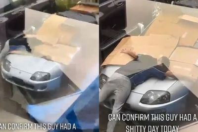 Terlalu Sayang, Pria Ini Peluk Toyota Supra Miliknya Agar Tak Lecet Karena Hujan Es