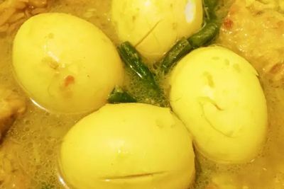 Lezatnya Telur Bebek Bumbu Kuning yang Pas Disantap dengan Nasi Hangat