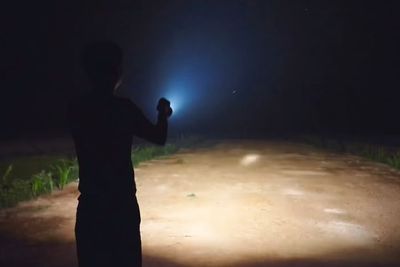 Nggak Takut Demit, Pria Ini Main ke Hutan Demi Review Senter Seharga Rp5 Juta