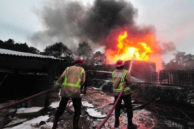Kebakaran Tempat Penyulingan Minyak Mentah Ilegal, Ini Foto-fotonya