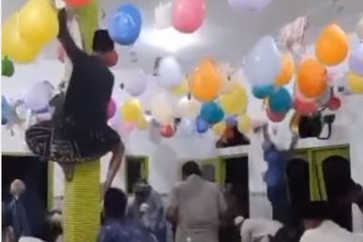 Rayakan Maulid Nabi, Warga di Jember Saling Berebut Makanan Hingga Memanjat Tiang