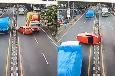 Niat Nyalip dari Kiri, Mobil Merah Ini Dihantam 2 Kali oleh Truk Berbeda di Jalan