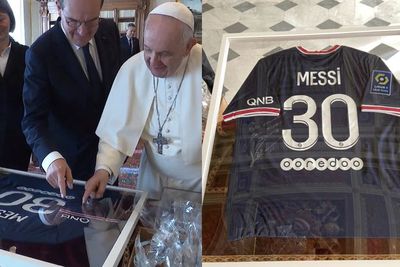 Berkunjung ke Vatikan, PM Prancis Bawa Oleh-oleh Jersey PSG Messi untuk Paus Fransiskus
