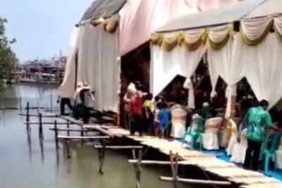 Bikin Deg-degan, Panggung Pernikahan Ini Digelar di Tepi Danau dan Beralaskan Papan Tipis