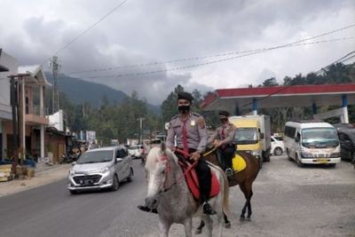 Ingin Membuat Wisatawan Nyaman, Polisi Patroli Berkuda di Parapat