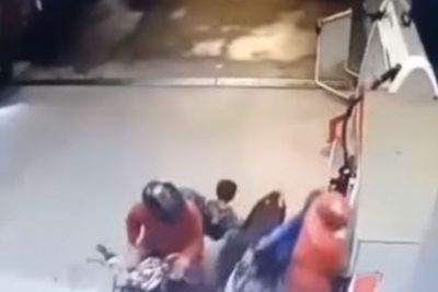 Lupa Matikan Mesin Motor, Emak-Emak Ini Tabrak Petugas SPBU Hingga Tergencet di Mesin