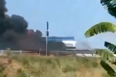 Truk Bermuatan BBM Solar Terbakar di Tol Pandaan-Malang, Kobaran Api Membumbung Tinggi