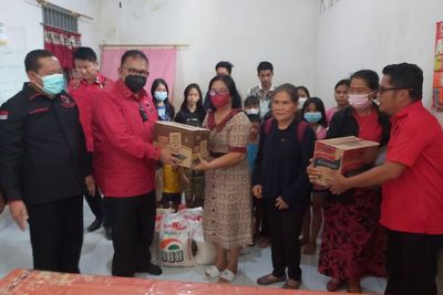 Baskami Ginting Bersama Rapidin Simbolon Berikan Tali Asih Panti Asuhan di Kepulauan Nias