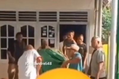 Detik-Detik Jenazah Jatuh dari Keranda saat Hendak Diangkat, Keluarga Teriak Histeris