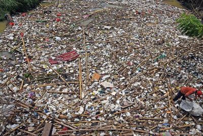 Sampah Menumpuk di Muara Sungai Cibanten, Ini Foto-fotonya