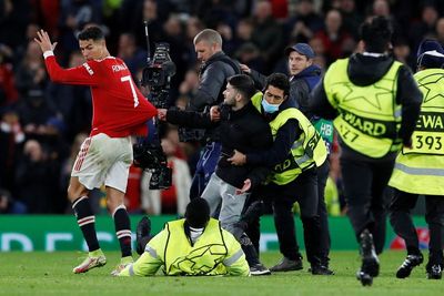 Detik-detik Penyusup Lapangan Kejar dan Tarik Jersey Ronaldo, Dibalas dengan Tawa