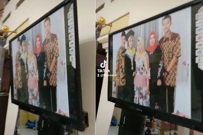 Unik! Ayah Netizen Ini Bikin Bingkai Foto Wisuda Pakai TV, Masih Ada Mereknya