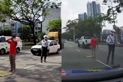 Polisi Ini Dipuji Netizen karena Jaga Pria Diduga ODGJ yang Salat di Tengah Jalan