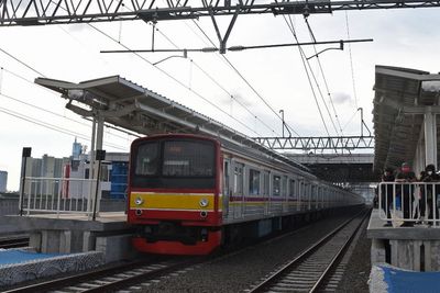 Wanita Lansia Pukul & Ludahi Petugas di KRL, Diduga Tak Terima Ditegur Tak Pakai Masker