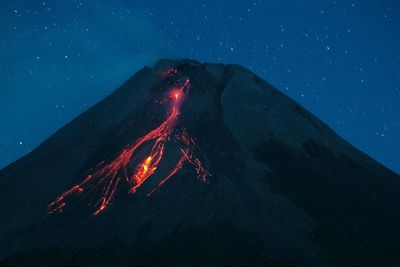Gunung Merapi Luncurkan 60 Kali Guguran Lava dalam Sepekan Terakhir, Warga Diminta Waspada