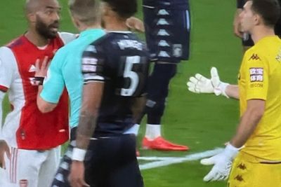 Arsenal Bungkam Aston Villa, Lacazette Sempat Cekcok dengan Martinez Gegara Penalti
