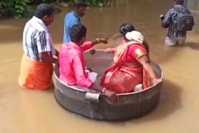 Pasangan Ini Terpaksa Naik Panci Besar ke Pernikahan untuk Menghindari Banjir
