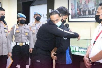 Meski Terbukti Bersalah, Polisi yang Smackdown Pendemo Ternyata Berprestasi