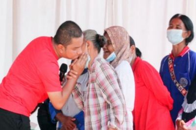 Penuh Haru, 4 Lansia di Tapteng Terima Rumah Baru dari Bupati Bakhtiar