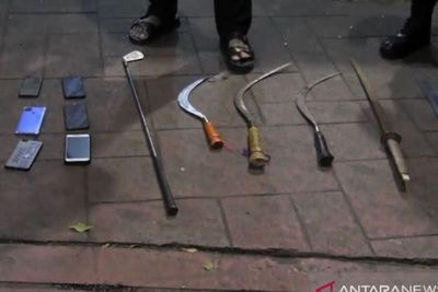 Polisi Tangkap 3 Remaja Diduga akan Tawuran di Kebayoran Baru, Celurit-Pedang Diamankan
