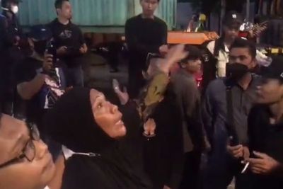 Viral Emak-emak Bubarkan Demo Mahasiswa di Makassar, Ingatkan Salat Maghrib