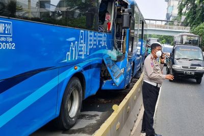 Dua Bus TransJakarta Tabrakan di Cawang, Ini Kata Saksi Mata