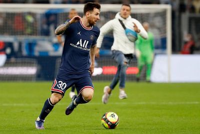 Nekat, Lionel Messi Dikejar Fans yang Masuk ke Lapangan saat Laga Marseille vs PSG