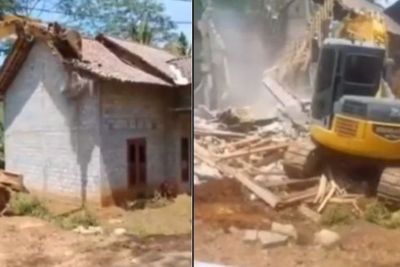 Video Pria di Trenggalek Hancurkan Rumah Pakai Bulldozer karena Sakit Hati