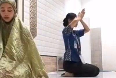 Viral 2 Wanita Beda Agama Beribadah dalam Satu Ruangan, Saling Berbagi Senyum dan Khusyuk
