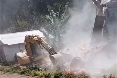 Viral Suami Robohkan Rumah dengan Alat Berat di Trenggalek, Sakit Hati Istrinya Selingkuh