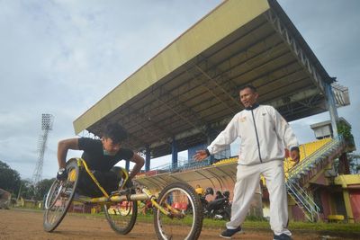 Latihan Atlet Atletik Sumbar Jelang Peparnas, Berikut Foto-fotonya