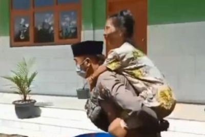 Polisi Baik Hati Bripka Hamsun Bisri, Gendong Lansia Disabilitas ke Lokasi Vaksin