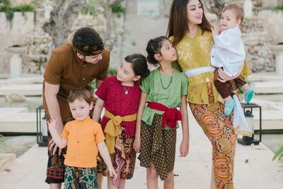 Potret Kedekatan Celine Evangelista Bersama Anak-anaknya, Ada yang Mukanya Bule Banget!