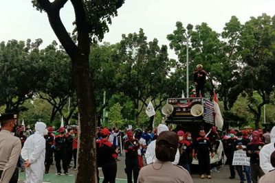 Geruduk Kantor Anies, Buruh Tuntut Upah Minimun Naik 10 Persen