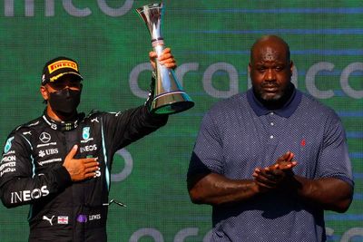 Saking Tingginya, Shaquille O Neal Bak Raksasa di Samping Lewis Hamilton