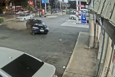 Mobil Ford Mustang Ini Tiba-Tiba Hantam Sebuah Toko di Amerika Serikat