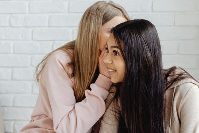 3 Zodiak Paling Senang Bergosip, Keponya Luar Biasa